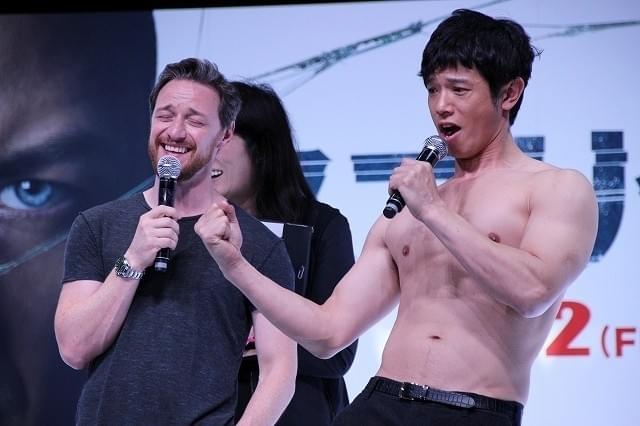 庄司は劇中でのマカボイの筋肉に熱視線