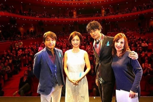 イタリアでの人気を見せ付けた上戸彩と斎藤工ら