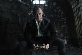 「キング・アーサー」で凶悪キャラに！ジュード・ロウの“ラスボス感”あふれる場面写真入手