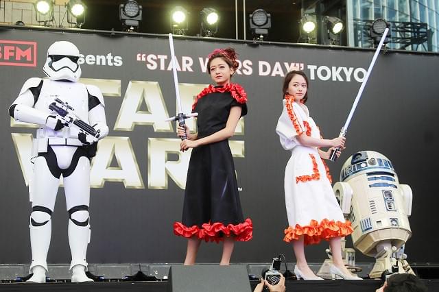 SWシリーズにインスパイアされたドレスで登場