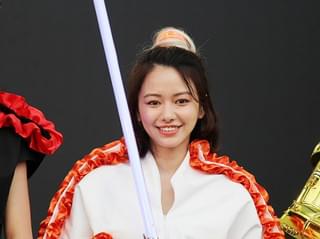 山本舞香＆池田美優、スター・ウォーズ特別ドレスでポーズ！Flower登場に爆発的歓声も