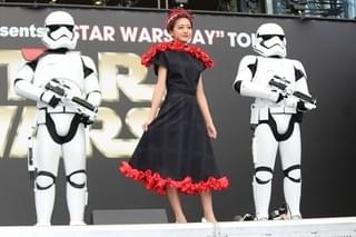 山本舞香＆池田美優、スター・ウォーズ特別ドレスでポーズ！Flower登場に爆発的歓声も