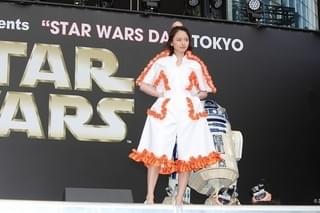 山本舞香＆池田美優、スター・ウォーズ特別ドレスでポーズ！Flower登場に爆発的歓声も