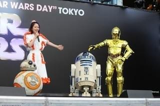 山本舞香＆池田美優、スター・ウォーズ特別ドレスでポーズ！Flower登場に爆発的歓声も