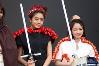 山本舞香＆池田美優、スター・ウォーズ特別ドレスでポーズ！Flower登場に爆発的歓声も