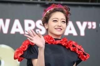 山本舞香＆池田美優、スター・ウォーズ特別ドレスでポーズ！Flower登場に爆発的歓声も