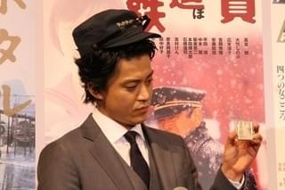 岡田准一＆小栗旬、巨匠・降旗康男＆木村大作のプレゼントに感激