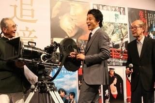 岡田准一＆小栗旬、巨匠・降旗康男＆木村大作のプレゼントに感激