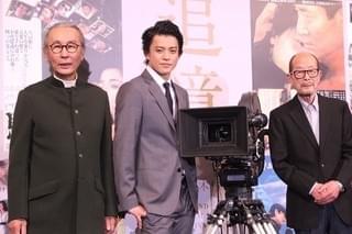 岡田准一＆小栗旬、巨匠・降旗康男＆木村大作のプレゼントに感激
