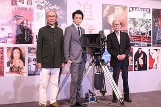 岡田准一＆小栗旬、巨匠・降旗康男＆木村大作のプレゼントに感激