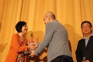 升毅、長編初主演作のパートナー・高橋洋子への愛あふれる短歌を披露！