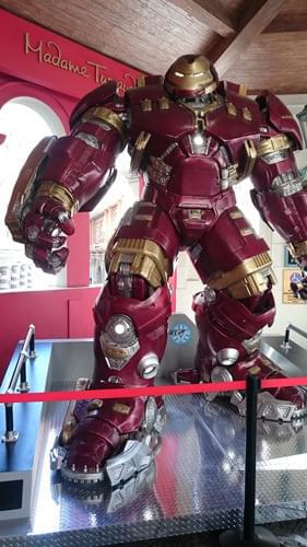 日本にもある「マダム・タッソーの蝋人形」 のラスベガス館ではマーヴェルとコラボ 企画開催中。ハルクバスター仕様のアイアン マンの蝋人形。蝋人形である必要はまったく 感じないが。