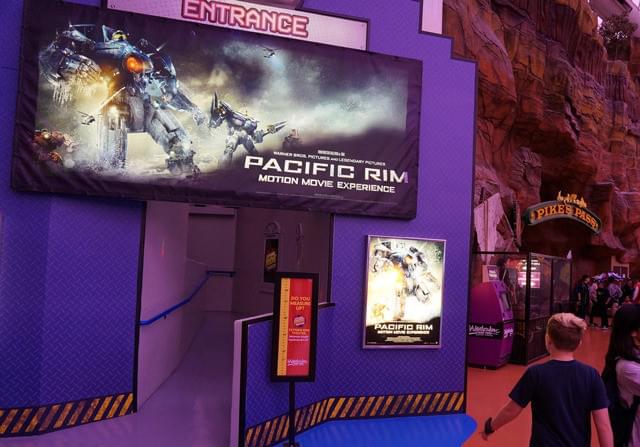 サーカス・サーカス内の遊園地にある 「パシフィック・リム」のアトラクション。 雑。とにかく雑。