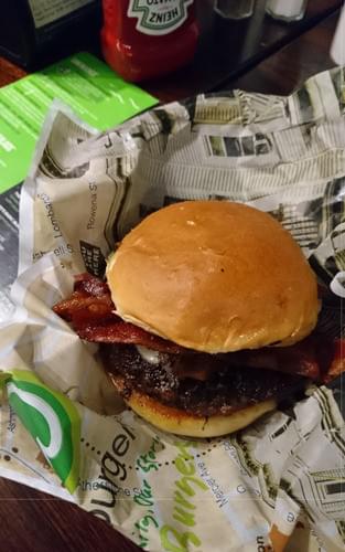 店オリジナルの新聞紙に包まれた ウォールバーガーズのハンバーガー 牛肉だけでなく七面鳥のバーガー メニューも。