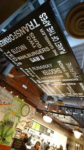 ウォールバーガーズ店内。天井にはマークの 出演作品タイトルがズラリ……って、 「ソウ2」なんか出てたっけ？と思ったら 兄貴のドニーが出てました。