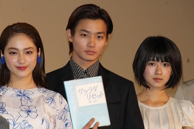 初日挨拶に登壇した（左から） 平祐奈、野村周平、黒島結菜