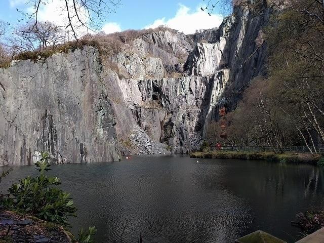 元採石場が大スタントの舞台に
