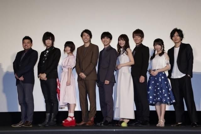 仲睦まじく舞台挨拶を盛り上げた吉沢亮（中央）ら