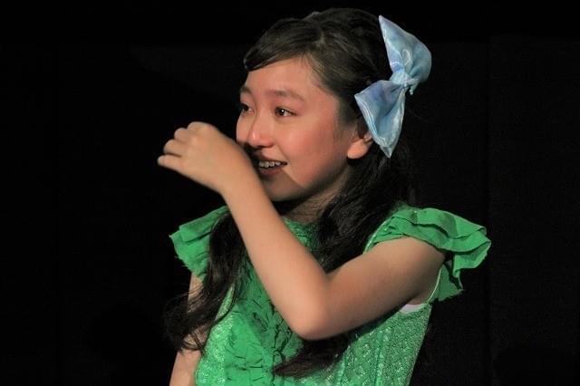 涙をぬぐう谷花音ちゃん