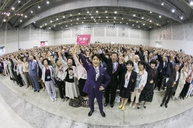 「花戦さ」野村萬斎、いけばなの達人4000人たちと「エイエイオー」