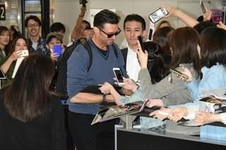 ヒュー・ジャックマン、成田空港でファン400人と交流！流ちょうな日本語で挨拶