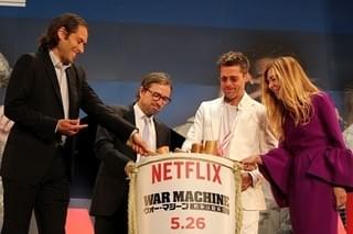 ブラッド・ピット、40分間のファンサービス！日本の熱烈歓迎に「いつも感謝」