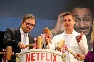 ブラッド・ピット、40分間のファンサービス！日本の熱烈歓迎に「いつも感謝」