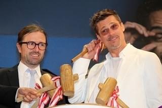 ブラッド・ピット、40分間のファンサービス！日本の熱烈歓迎に「いつも感謝」