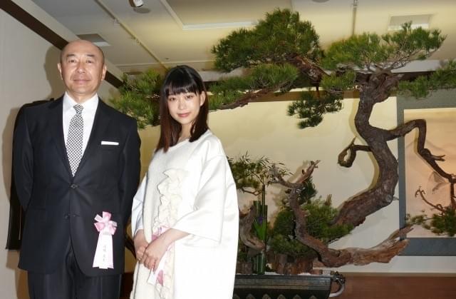 「花戦さ」高橋克実＆森川葵、松を大胆に使用した巨大いけばなに感嘆！