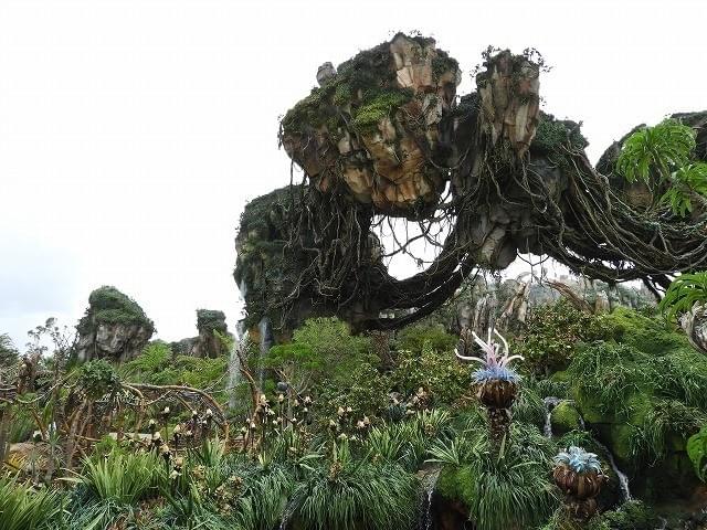 空中にそびえる山に目が釘付け