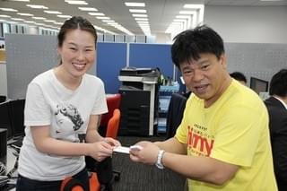 ジミー大西、映画.com編集部を訪問！名刺配りドラマ「Jimmy」を猛アピール