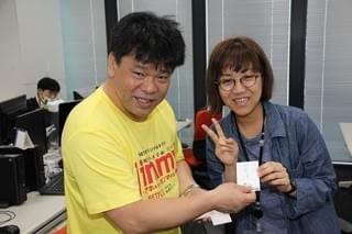 ジミー大西、映画.com編集部を訪問！名刺配りドラマ「Jimmy」を猛アピール