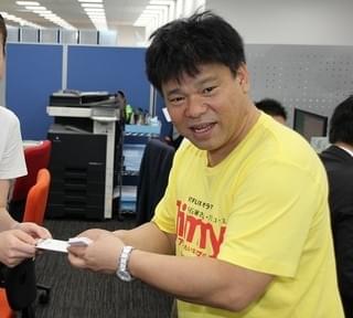 ジミー大西、映画.com編集部を訪問！名刺配りドラマ「Jimmy」を猛アピール