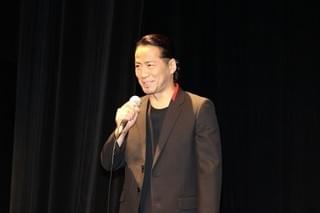 岩田剛典＆山田孝之ら「シネマファイターズ」の舵をとったHIROをサプライズで祝福！