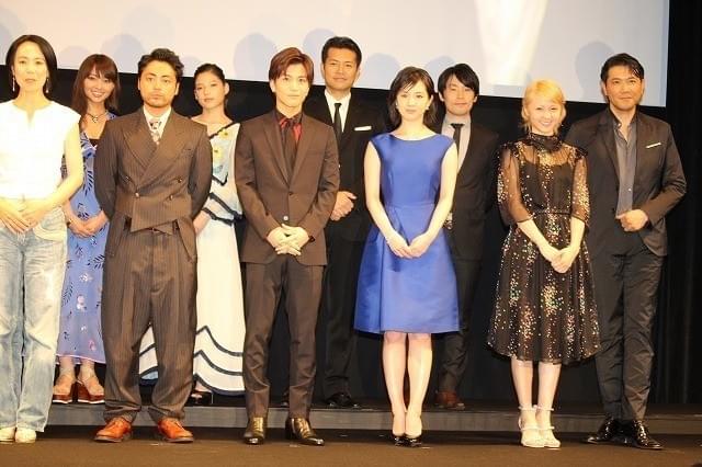 岩田剛典＆山田孝之ら「シネマファイターズ」の舵をとったHIROをサプライズで祝福！