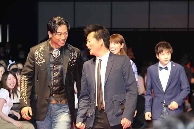 岩田剛典＆山田孝之ら「シネマファイターズ」の舵をとったHIROをサプライズで祝福！