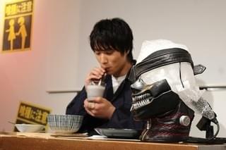 鈴木伸之「東京喰種」コラボカフェで舌鼓 異色料理に「カネキの目を食べるとは」