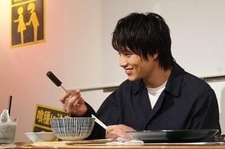 鈴木伸之「東京喰種」コラボカフェで舌鼓 異色料理に「カネキの目を食べるとは」