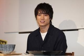 鈴木伸之「東京喰種」コラボカフェで舌鼓 異色料理に「カネキの目を食べるとは」