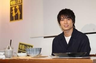 鈴木伸之「東京喰種」コラボカフェで舌鼓 異色料理に「カネキの目を食べるとは」