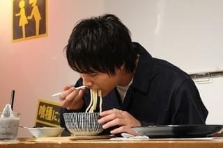 鈴木伸之「東京喰種」コラボカフェで舌鼓 異色料理に「カネキの目を食べるとは」