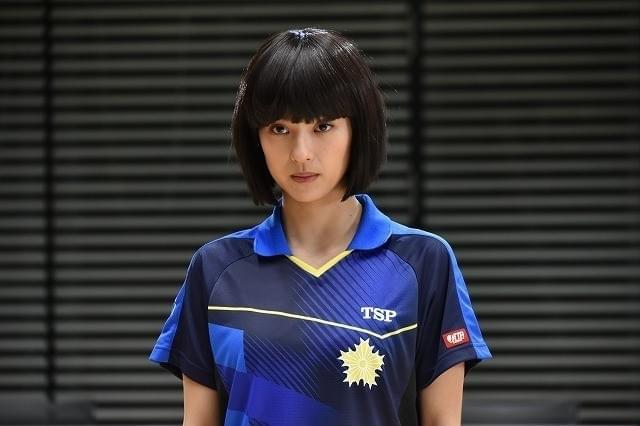 黒髪おかっぱ頭の個性的なルックス