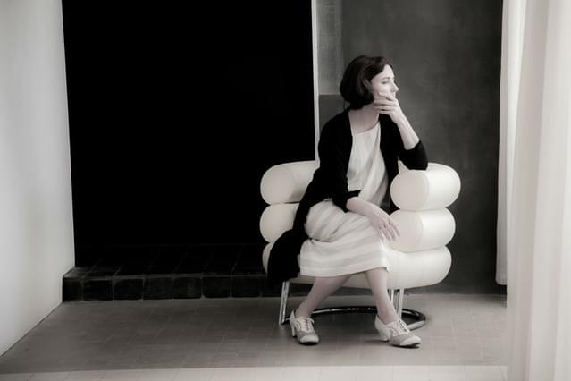 二人の建築家の人生を、実際の建築や家具などを用いた映像美でつづる