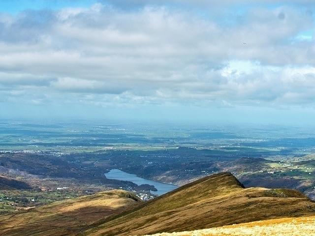 スノードン山から望むスラダウ湖