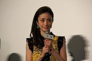 上戸彩「昼顔」との別れ＆斎藤工のねぎらいに涙止まらず