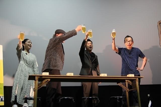 “酒場詩人”吉田類、銀幕デビュー作公開初日も…やっぱり飲む！祝い酒でほろ酔い