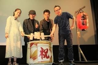 “酒場詩人”吉田類、銀幕デビュー作公開初日も…やっぱり飲む！祝い酒でほろ酔い