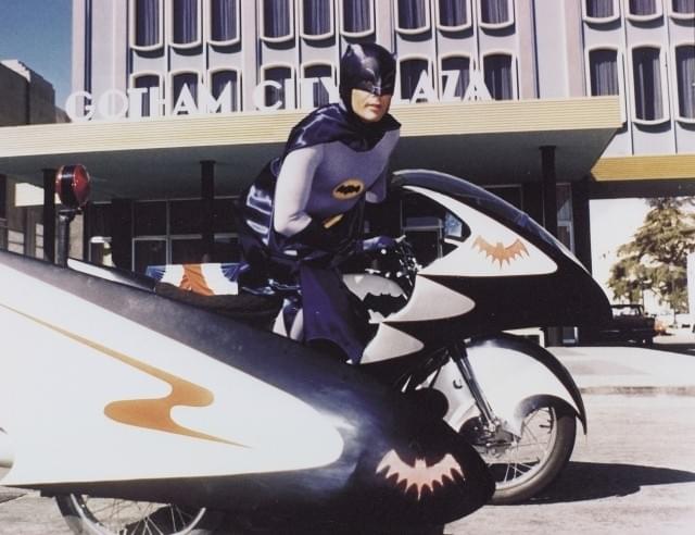 バットマン俳優アダム・ウェストさん死去 ベン・アフレック、バル・キルマーらが追悼