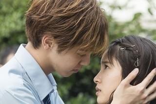 片寄涼太が土屋太鳳を半裸で抱きしめる！「兄こま」“愛されすぎ写真”独占入手