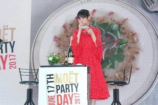 佐々木希、イベント試食コーナーでまさかの本気食い!?
